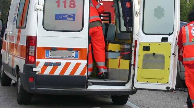 Scontro tra due auto che prendono fuoco