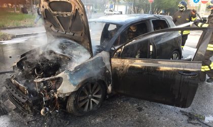 Auto prende fuoco ed esplode: due bimbi salvi per miracolo