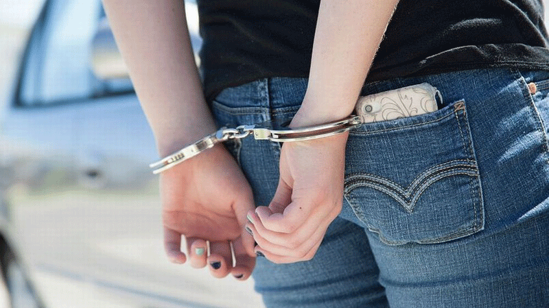 Giovane aggredisce una donna con una sbarra in ferro