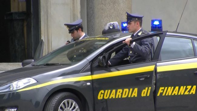 Sequestrato opificio abusivo di tabacco per narghilé: oltre 325 Kg di materiale di contrabbando, scatta l’arresto