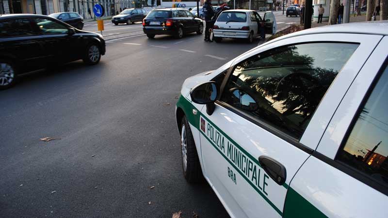 20enne senza patente guida l’auto con a bordo altre tre ragazze con precedenti penali
