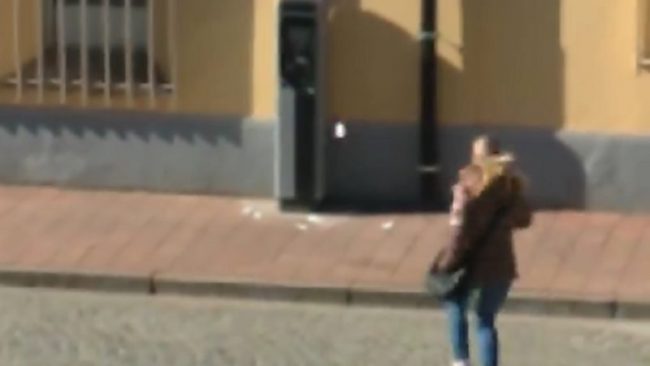 Parchimetro impazzito “sputa” biglietti a raffica | VIDEO