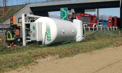 Camion cisterna si ribalta sull’autostrada A5: Torino-Aosta