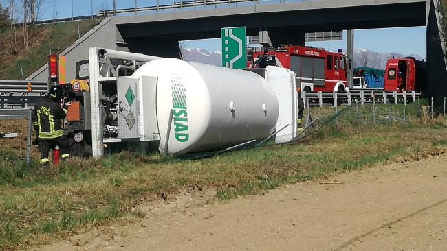 Camion cisterna si ribalta sull’autostrada A5: Torino-Aosta