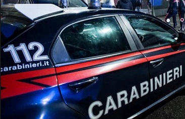 Terrore a Cuneo: minorenne scende in strada con un coltello e minaccia i passanti