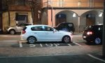 Parcheggia sopra lo stop e la foto diventa virale