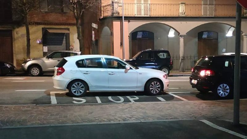 Parcheggia sopra lo stop e la foto diventa virale
