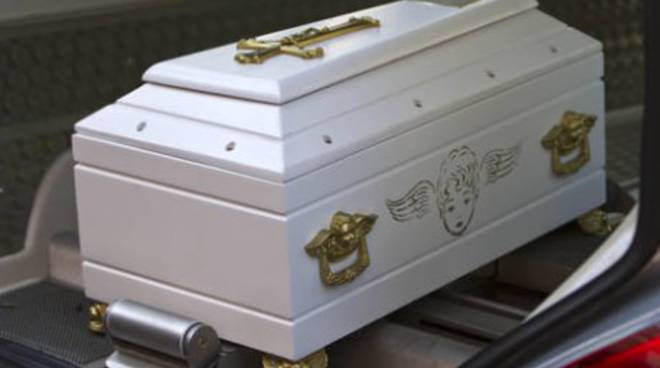 Ucciso a quattro mesi da un rigurgito, addio al piccolo Thomas