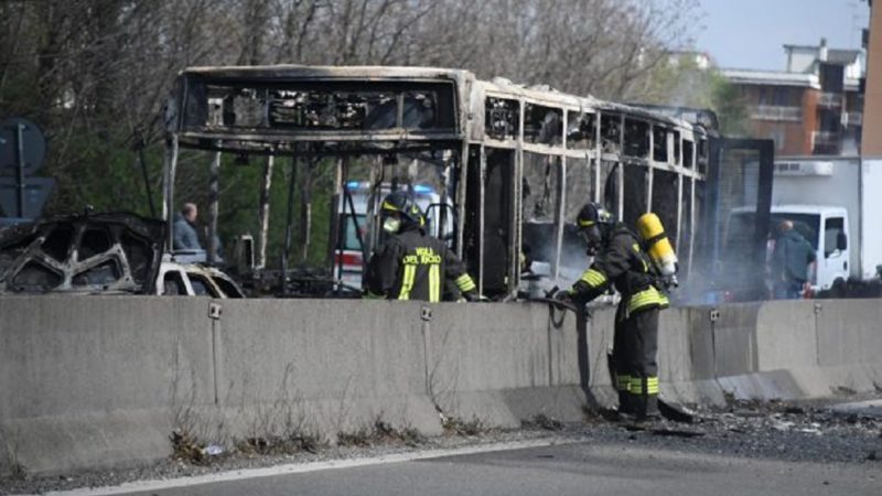 Sequestra autobus in gita scolastica e gli dà fuoco | VIDEO