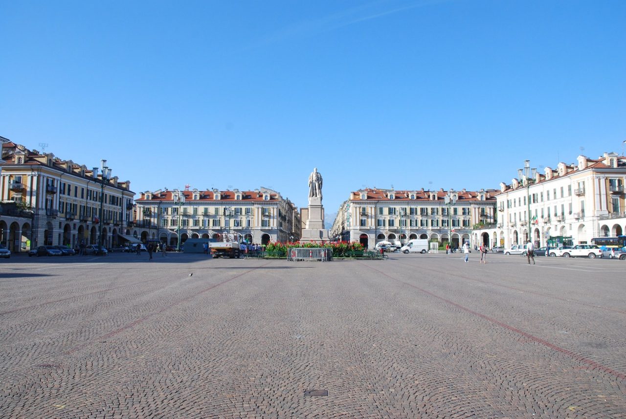 Piazza Galimberti si colorerà con 96000 coperte