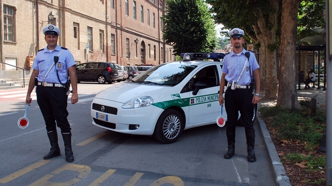 Circola con targhe false: i Carabinieri gli sequestrano il furgone.