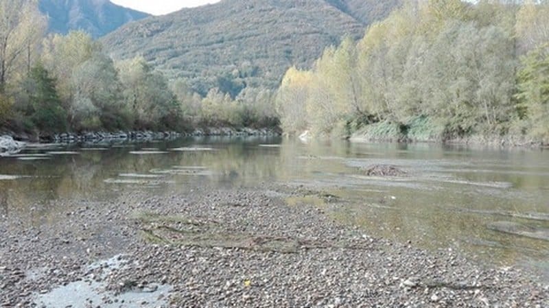 Dal fiume in secca spunta uno scheletro