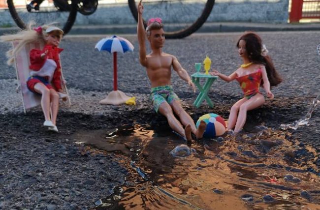 Le buche in strada diventano scenografie