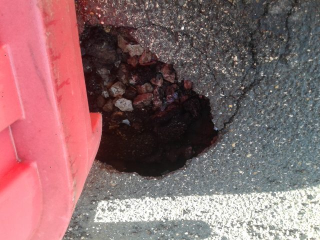 Cede la strada: chiuso il tratto di via Serra a Bra