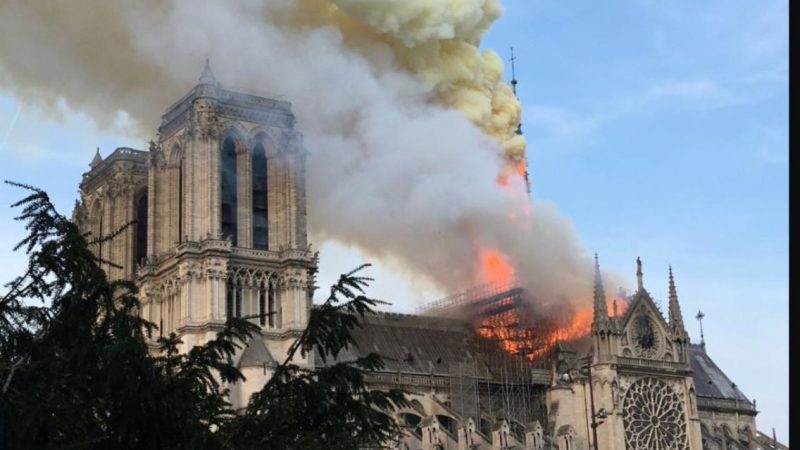 Notre Dame in fiamme: gli occhi del mondo su Parigi