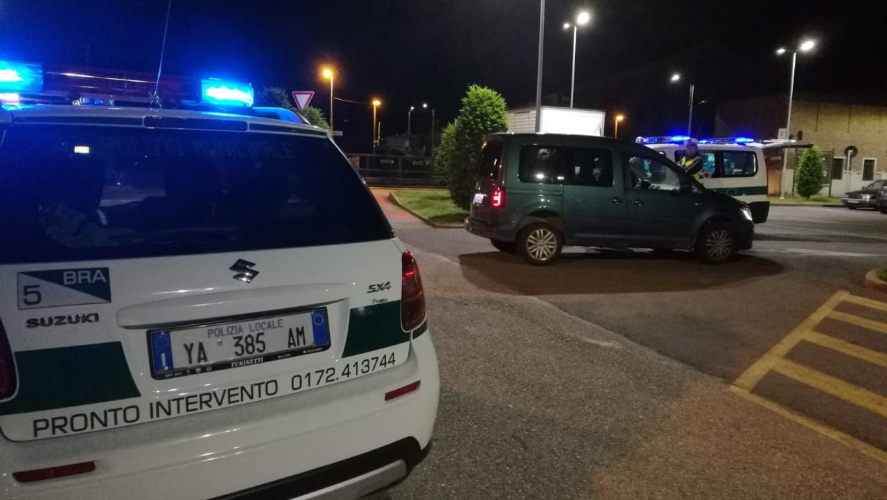 Ignoti abbattono con una manovra sbagliata la sbarra del passaggio a livello a Bra