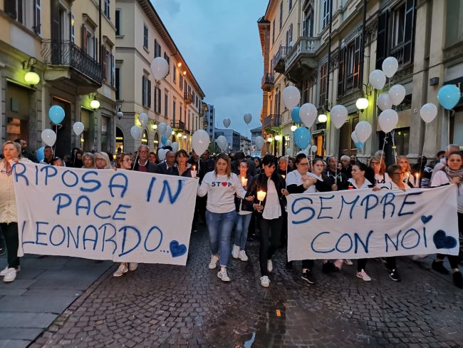 Ieri la fiaccolata per il bimbo ucciso fra urla e tensioni VIDEO