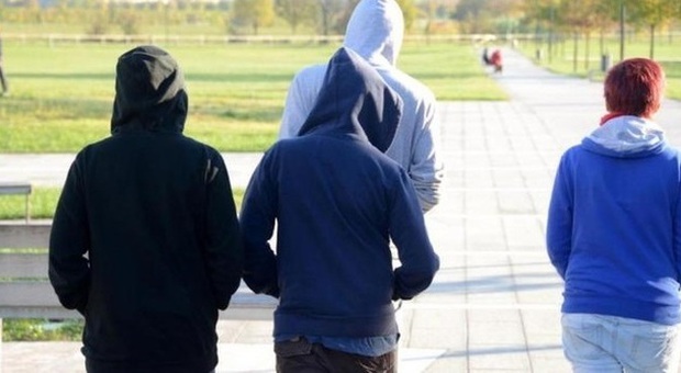 Bulli picchiano un compagno di classe e gli rompono il sondino