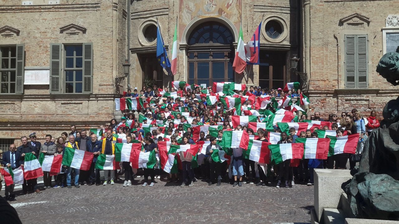 300 bandiere italiane agli studenti delle scuole elementari di Bra