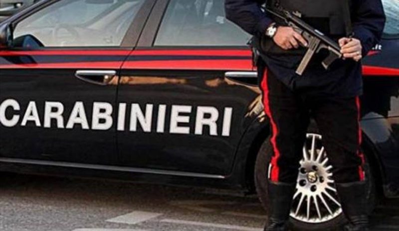 Ruba lo zaino in treno a una ragazza, finisce ai domiciliari