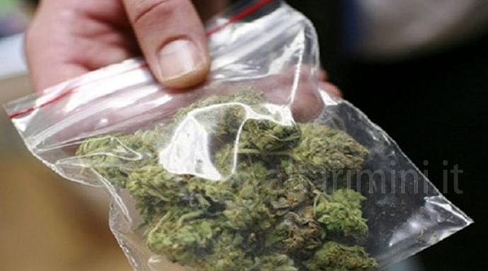 Fermato pusher con 30 grammi di marjuana