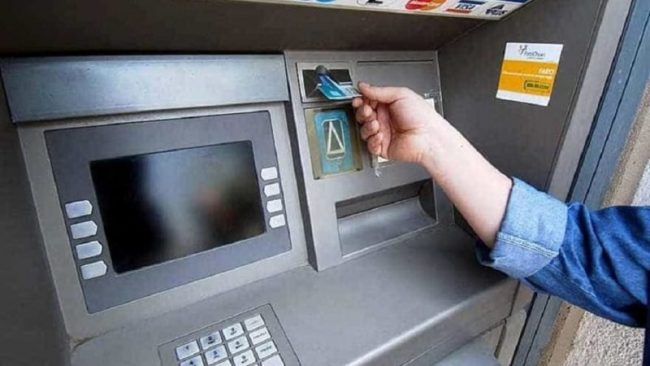 46enne prende a pugni il bancomat che non gli restituisce la tessera