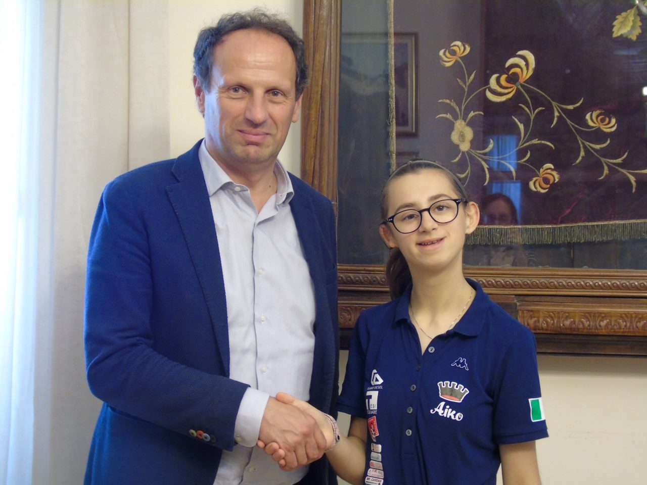 La giovane amazzone borgarina Aiko Vaudano ricevuta dal sindaco