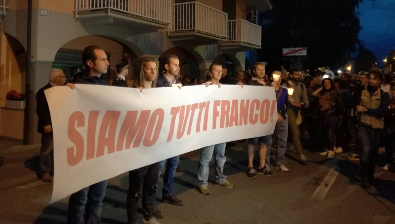Fiaccolata a Ivrea per il tabaccaio che ha sparato al ladro VIDEO