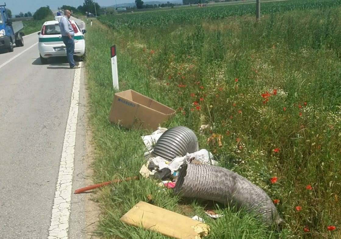 Cherasco: piovono multe per chi abbandona i rifiuti in strade, campi e fossi