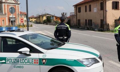 Incinta e senza patente sullo scooter finisce contro un'auto a Cuneo