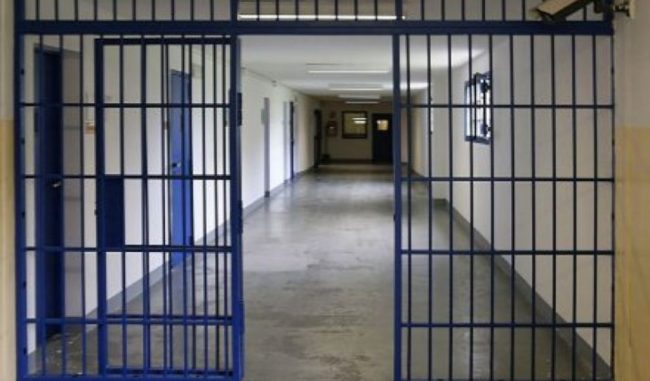 Detenuto “innamorato” evade e va dalla ex, ma lei lo respinge