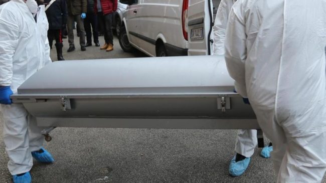 Anziano muore in casa, i suoi cani sbranano il corpo