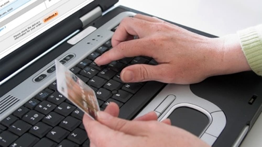Ragazza di Castiglione Falletto denuncia un uomo per una truffa online
