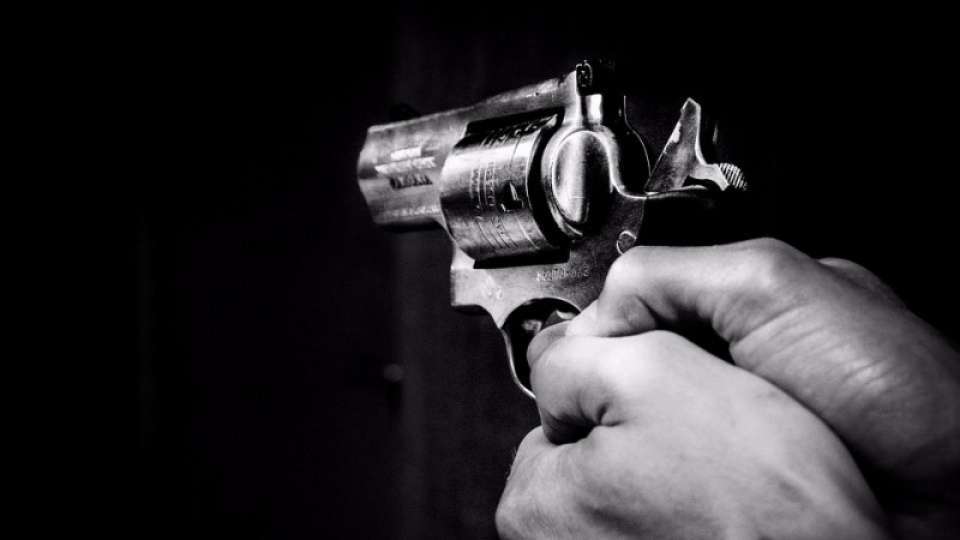 Entra in un negozio, spara tre colpi di pistola al titolare poi si uccide. E’ successo a Cuneo