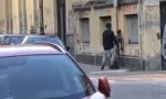 Sesso in strada in pieno giorno vicino all'ospedale. IL VIDEO