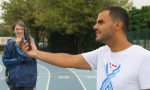 L'atleta paralimpico Daniele Cassioli con bambibni e ragazzi ipovedenti e ciechi a Fossano FOTO