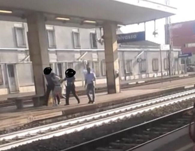 Molestano una ragazza sul treno, fermati dai carabinieri con lo spray urticante