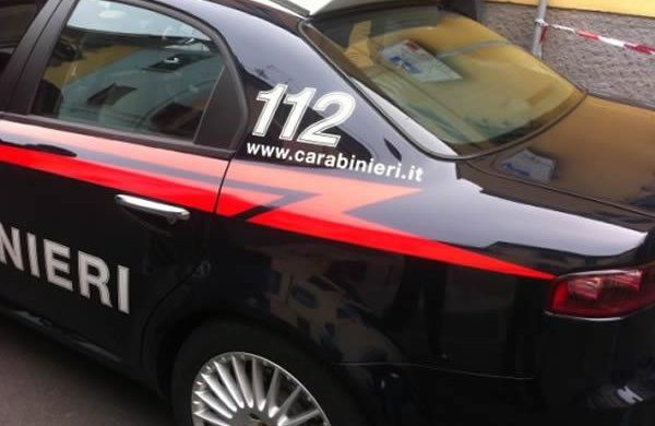 Muore accoltellato alla schiena, il figlio in camera con ferite al collo