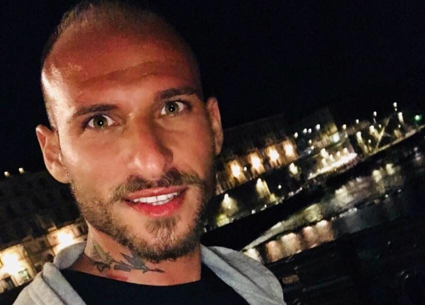 Malore in auto, muore calciatore