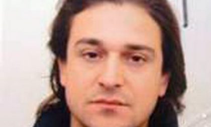 Condannato per omicidio, è in fuga: caccia a Piampaschet, lo scrittore assassino