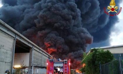 Devastante incendio in un'azienda di smaltimento rifiuti del Biellese