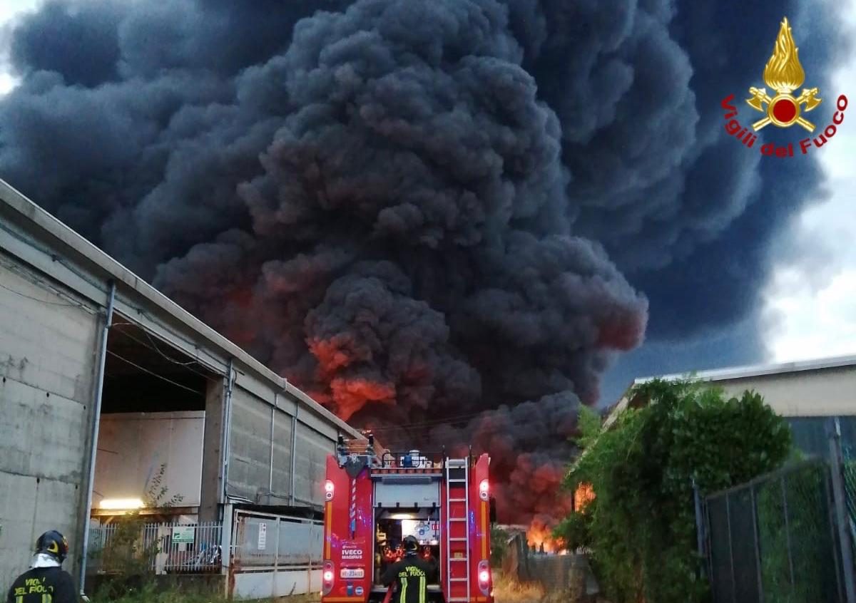 Devastante incendio in un’azienda di smaltimento rifiuti del Biellese