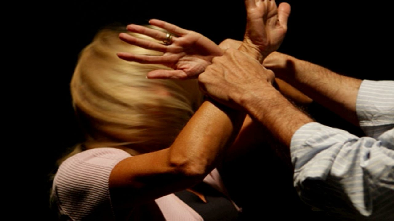 Chiusa a chiave in casa si frattura i piedi per scappare, marito condannato