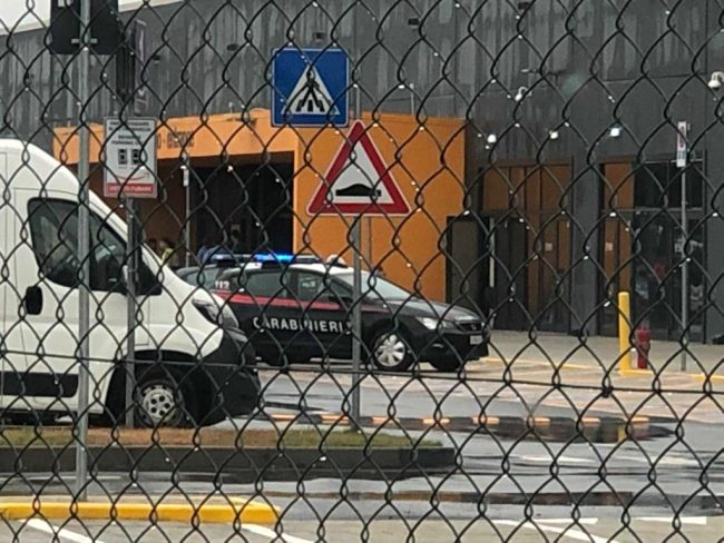 Incidente sul lavoro al polo Amazon di Torrazza, operaio folgorato grave al Cto