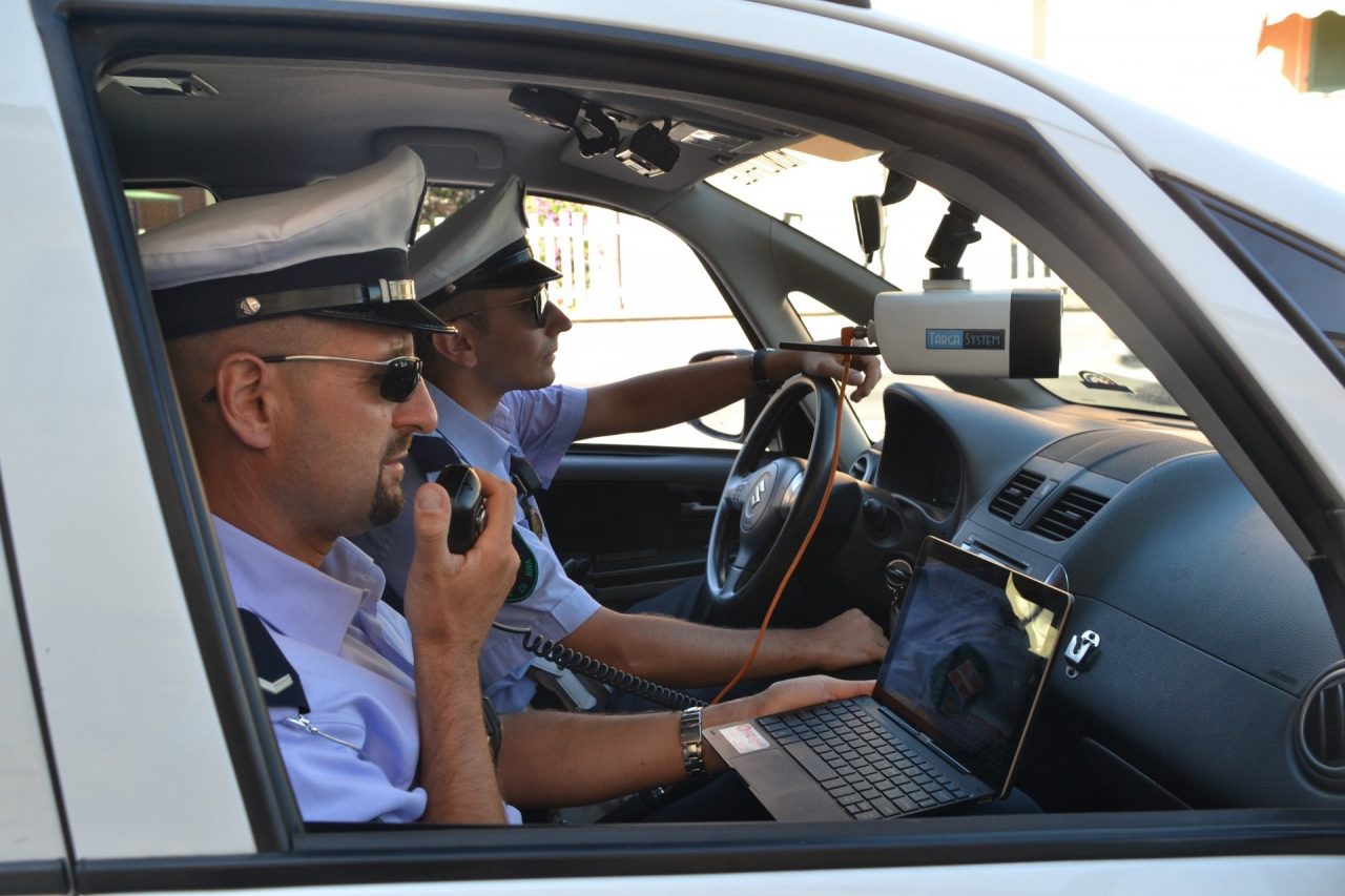 A Bra diciottenne senza patente urta auto in sosta