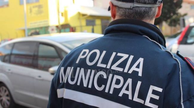 Guida con un tasso alcolemico quattro volte oltre il limite e provoca un incidente: denunciato
