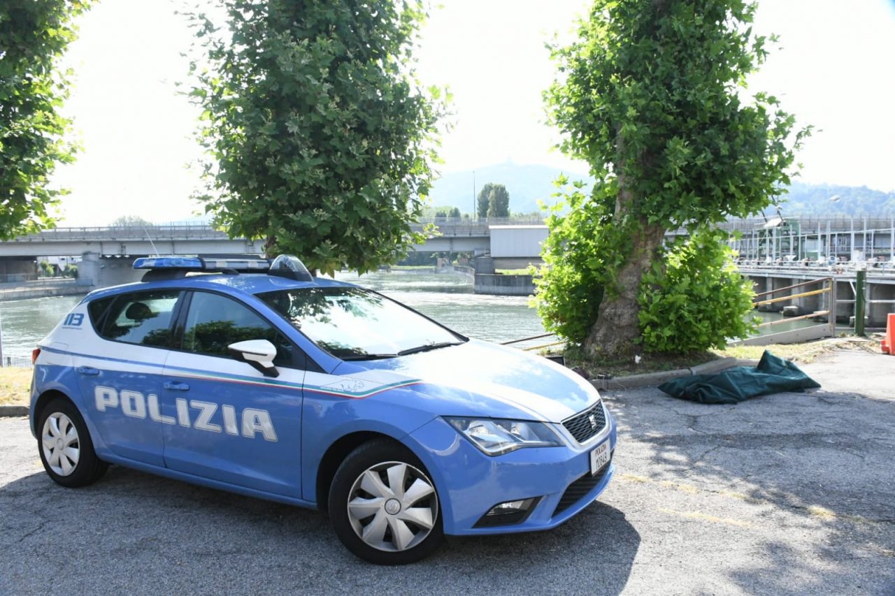 Si ferma a fare pipì e trova un cadavere in un fosso