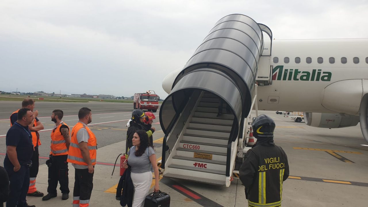 Incendio sull’aereo Torino-Roma, passeggeri evacuati | FOTO