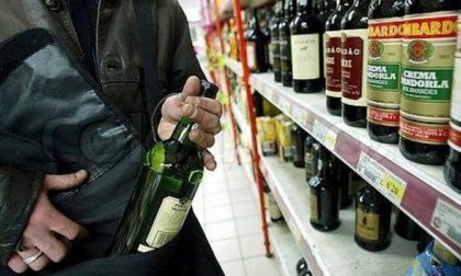 24enne ruba bottiglia di liquore a aggredisce vigilante al supermercato
