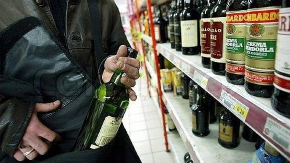 24enne ruba bottiglia di liquore a aggredisce vigilante al supermercato
